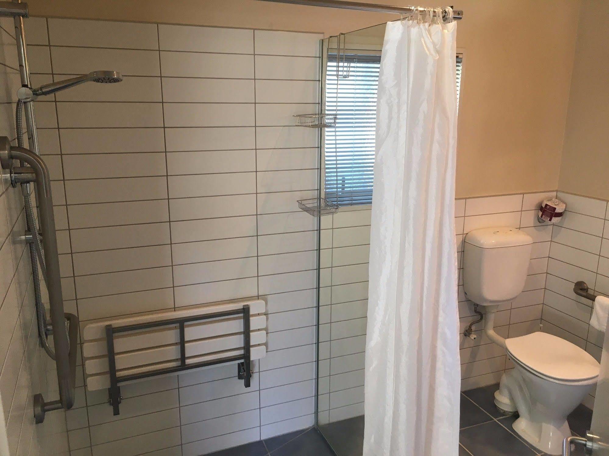 Beaches Nelson Zewnętrze zdjęcie A shower curtain
